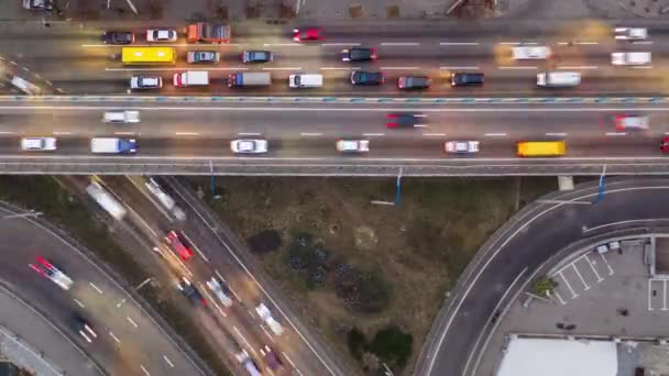 Stijgend drone schot onthult spectaculaire verhoogde snelweg, bruggen, transport en infrastructuur ontwikkeling in stedelijk gebied. — Stockvideo
