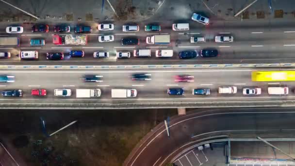 Az emelkedő drónlövés látványos emelkedést mutat az autópályán, a hidakon, a közlekedésben és az infrastruktúra fejlesztésében a városi területeken.. — Stock videók