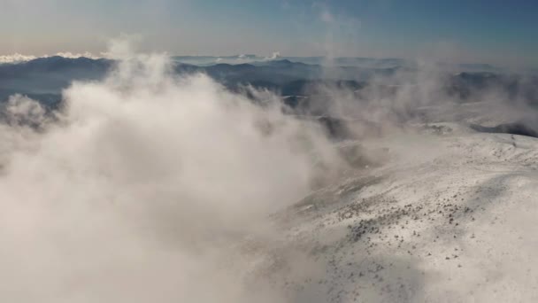 Hermoso vuelo aéreo de invierno sobre la montaña — Vídeos de Stock