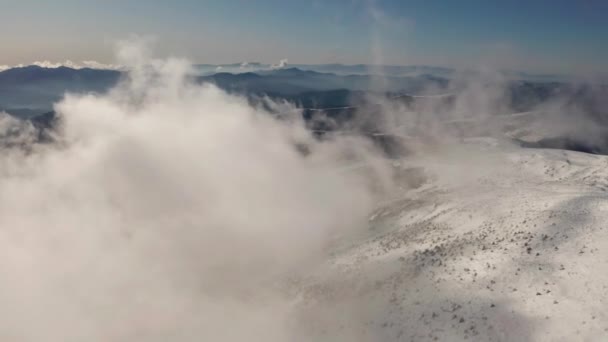 Hermoso vuelo aéreo de invierno sobre la montaña — Vídeos de Stock