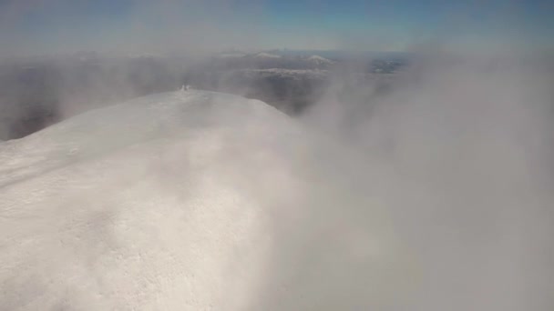 Hermoso vuelo aéreo de invierno sobre la montaña — Vídeos de Stock