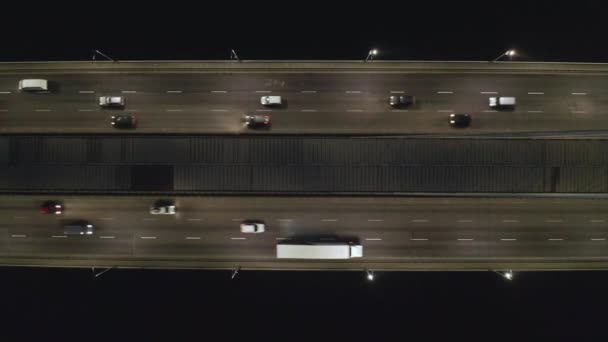 상승하는 무인 항공기의 사진은 도시 지역의 고속도로, 다리, 교통, 인프라 개발을 보여 주고 있습니다.. — 비디오
