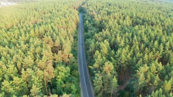 De rijzende drone schoot auto 's neer. — Stockvideo