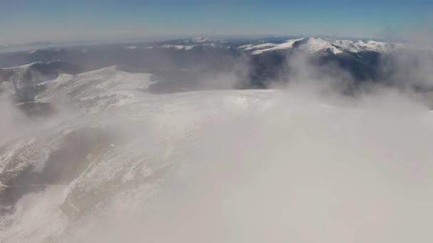 Hermoso vuelo aéreo de invierno sobre la montaña — Vídeos de Stock