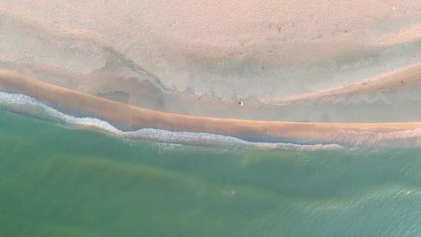 熱帯のビーチの空中ビュー、熱帯の白い砂のビーチで波の休憩のトップビュー — ストック動画