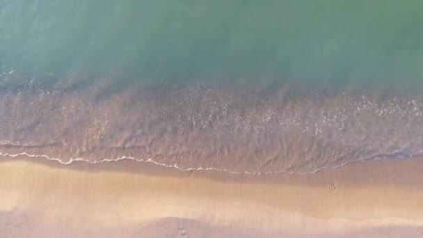 Praia tropical vista aérea, vista superior das ondas quebrar na praia de areia branca tropical — Vídeo de Stock