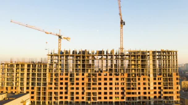 Luchtfoto van het gebouw in het bouwproces — Stockvideo
