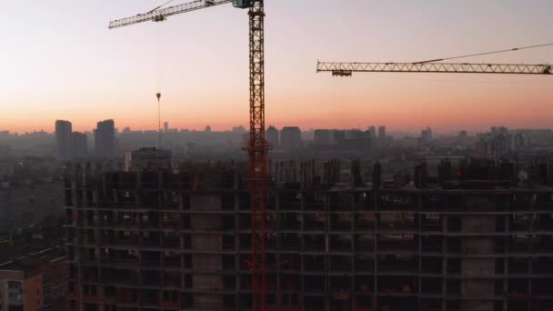 Luchtfoto van het gebouw in het bouwproces — Stockvideo