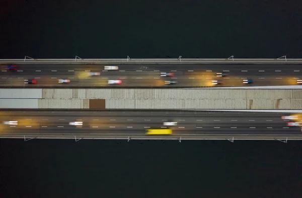 Ανερχόμενο drone shot αποκαλύπτει θεαματικά αυξημένα αυτοκινητόδρομο, γέφυρες, μεταφορές — Φωτογραφία Αρχείου