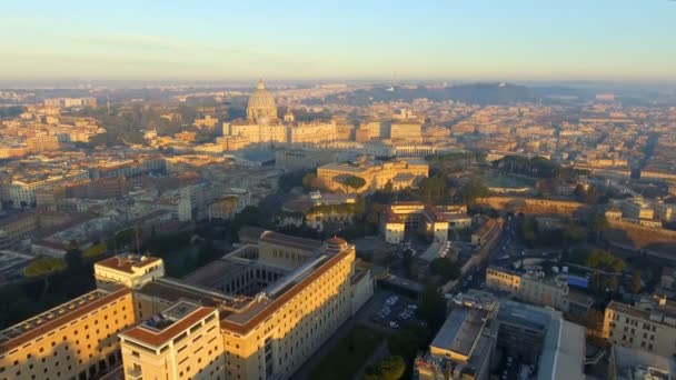 Vue aérienne de la place Saint-Pierre bondée de la Cité du Vatican décorée pour Noël et le Nouvel An au lever du soleil — Video