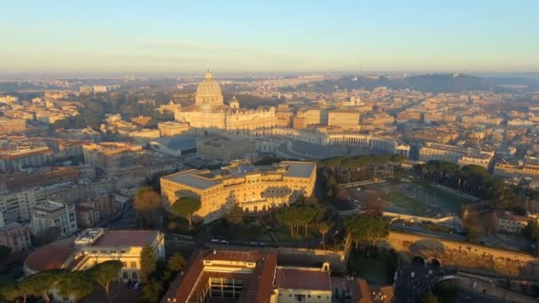 Flygfoto över trångt St Peters Square i Vatikanstaten dekorerad för jul och nyår vid soluppgången — Stockvideo