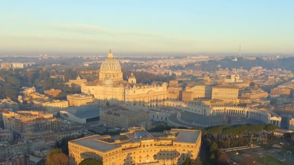 Flygfoto över trångt St Peters Square i Vatikanstaten dekorerad för jul och nyår vid soluppgången — Stockvideo