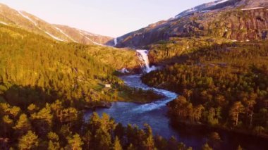 Hızlı çarpıcı şelale Husedalen vadi, Norveç'te hava görünümünü. Yaz saati.