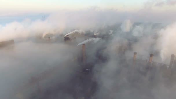 Légi felvétel. Ipari csövek kibocsátása a légkörbe. Smokestack csövek lőtték drón. — Stock videók