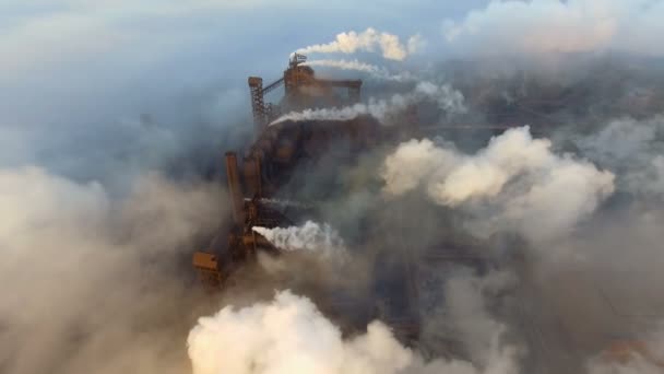 Vista aerea. Emissione in atmosfera da tubi industriali. Tubi Smokestack sparati con drone. — Video Stock