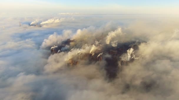 Vista aérea. Emissão para a atmosfera de tubos industriais. Tubos Smokestack disparados com drone. — Vídeo de Stock