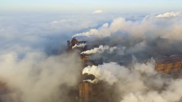 Vista aerea. Emissione in atmosfera da tubi industriali. Tubi Smokestack sparati con drone. — Video Stock