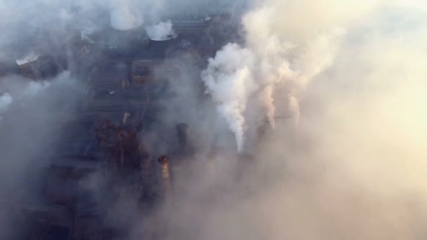 Vista aérea. Emissão para a atmosfera de tubos industriais. Tubos Smokestack disparados com drone. — Vídeo de Stock