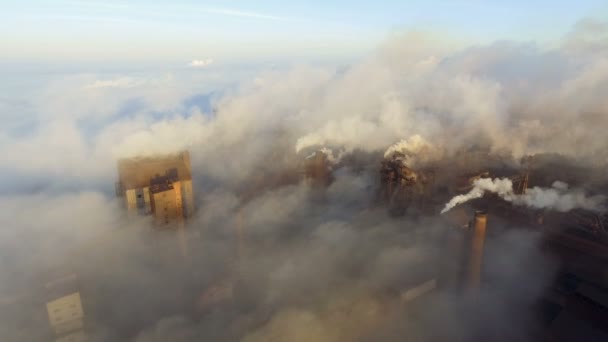 Luchtfoto 's. Emissie naar de atmosfeer door industriële leidingen. Smokestack pijpen geschoten met drone. — Stockvideo