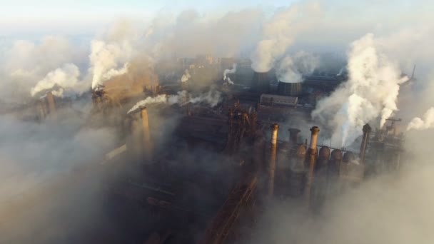Luftaufnahme. Emission in die Atmosphäre aus industriellen Rohren. Schornsteinfeger mit Drohne beschossen. — Stockvideo
