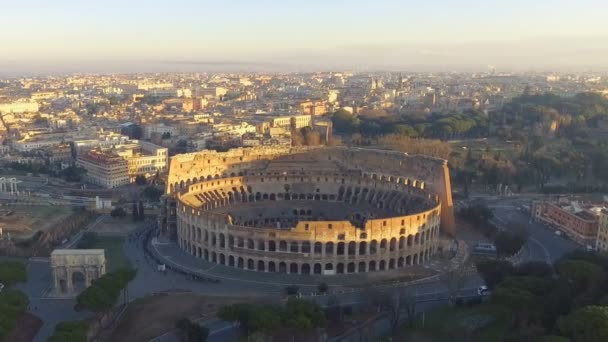 Volando sobre el Coliseo, Roma, Italia. Vista aérea del Coliseo Romano al amanecer — Vídeos de Stock