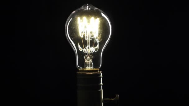 La lampadina si accende e si spegne. Primo piano . — Video Stock