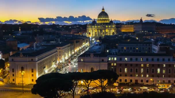 Петровські базиліка Ватикану освітлений нічним освітленням в сутінки годину в Італії — стокове відео