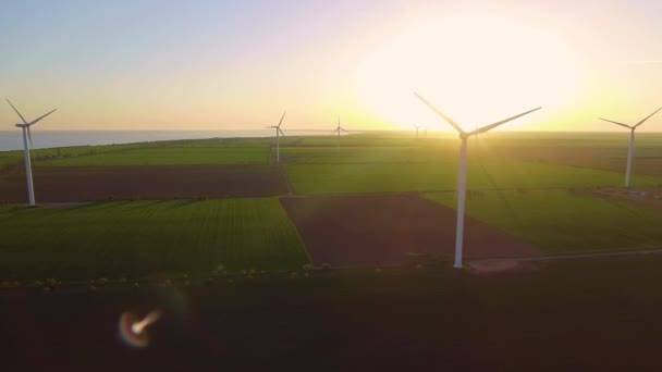 Güzel bir akşam manzarasında rüzgar türbini çiftliği. Yeşil ekolojik dünya için yenilenebilir enerji üretimi. Akşam rüzgar değirmenleri çiftlik parkının hava görüntüsü — Stok video