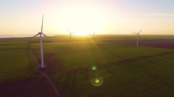 Větrná turbína na krásné večerní krajině. Výroba energie z obnovitelných zdrojů pro ekologický svět. Letecký pohled na park větrných mlýnů ve večerních hodinách — Stock video