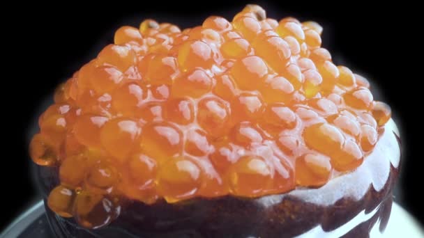 O caviar vermelho põe-se com uma colher em tortinhas. Preparação de lanches com caviar vermelho. Fechar — Vídeo de Stock