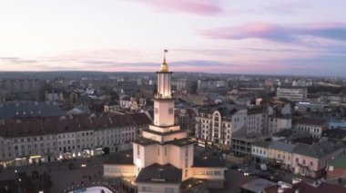 İvano Frankivsk şehrinin akşamları hava günbatımı manzarası, Ukrayna. Avrupa 'nın eski tarihi binaları.