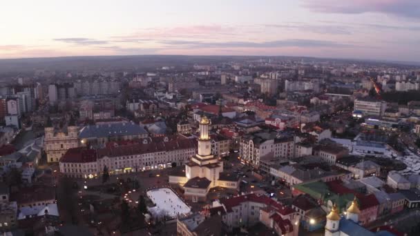 Vista aérea al atardecer del centro de la ciudad de Ivano Frankivsk por la noche, Ucrania. Antiguos edificios históricos de la ciudad europea . — Vídeo de stock