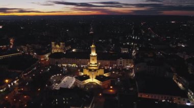İvano Frankivsk şehrinin akşamları hava günbatımı manzarası, Ukrayna. Avrupa 'nın eski tarihi binaları.