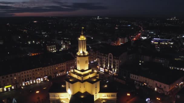 Vista aérea do pôr do sol do centro da cidade de Ivano Frankivsk à noite, Ucrânia. Antigos edifícios históricos da cidade europeia . — Vídeo de Stock