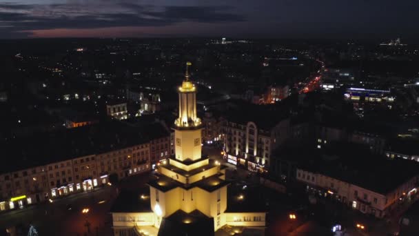 Vista sul tramonto aereo del centro della città di Ivano Frankivsk la sera, Ucraina. Vecchi edifici storici della città europea . — Video Stock