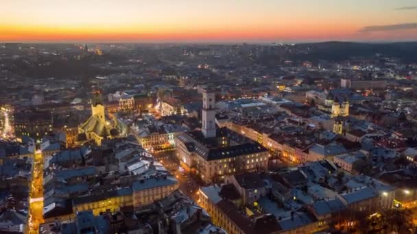 Vlucht boven de daken bij zonsopgang. Oude Europese stad. Oekraïne Lviv Stad — Stockvideo