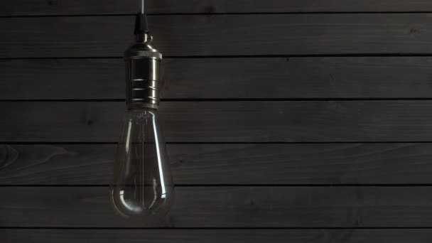 Gerçek Edison ampulü yanıp sönüyor. Klasik filament Edison ampulü. Kapatın. 4k Uhd videosu. Fikrin sembolü. Işık siyah bir arkaplanda yanar.. — Stok video