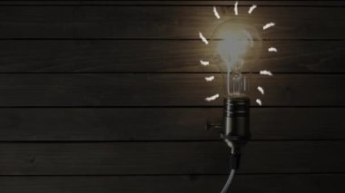 Gerçek Edison ampulü yanıp sönüyor. Klasik filament Edison ampulü. Kapatın. 4k Uhd videosu. Fikrin sembolü. Işık siyah bir arkaplanda yanar..