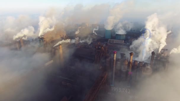 Aéreo. Vista de tubos altos com fumaça cinza com animação de mudança de temperatura — Vídeo de Stock