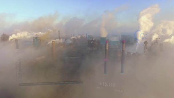 Letecký. Pohled na vysoké trubky s šedým kouřem se změnou teploty animace — Stock video