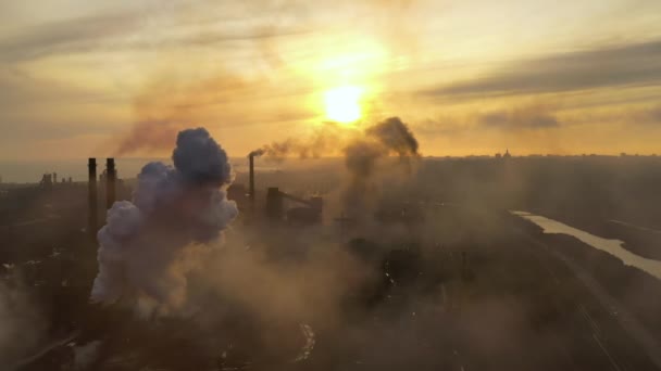 Aérien. CHAUFFAGE MONDIAL. Vue des hauts tuyaux de cheminée avec fumée grise . — Video