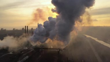 Havadan. Küresel Isınma. Gri dumanlı yüksek baca borularının görüntüsü.