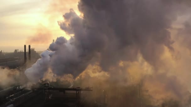 Havadan. Küresel Isınma. Gri dumanlı yüksek baca borularının görüntüsü. — Stok video