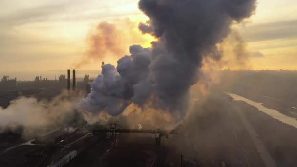 Aérien. CHAUFFAGE MONDIAL. Vue des hauts tuyaux de cheminée avec fumée grise . — Video