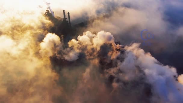 Animasyon. Havadan. Gri dumanlı yüksek boruların sıcaklık değişimi görüntüsü — Stok video