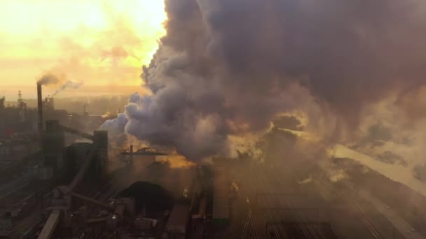 Letecký. Globální oteplování. Pohled na vysoké komínové trubky s šedým kouřem. — Stock video