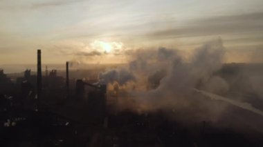 Havadan. Küresel Isınma. Gri dumanlı yüksek baca borularının görüntüsü.