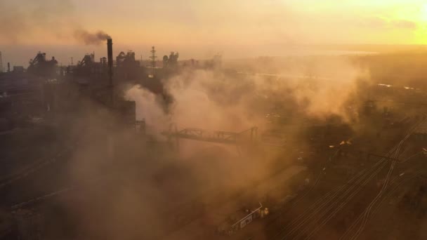 Vista aérea sobre la ciudad industrializada con atmósfera de aire. Humo sucio y smog de tuberías de fábrica de acero y altos hornos. Ecológico — Vídeo de stock