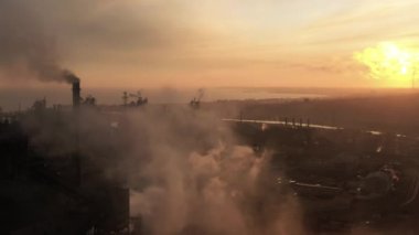 Hava atmosferli sanayileşmiş şehir üzerinde hava manzarası. Çelik fabrikası borularından ve fırınlardan çıkan kirli duman ve duman. Ekolojik