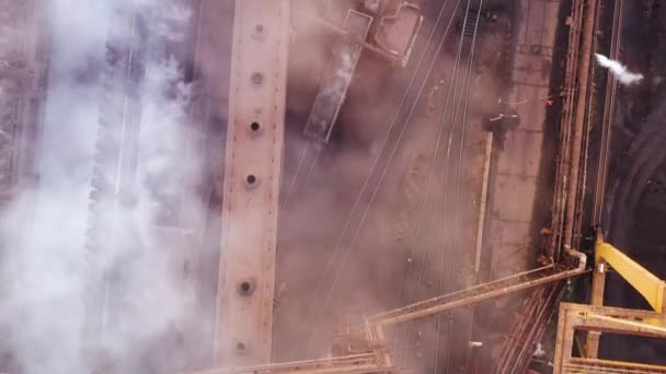 Вид с воздуха на промышленный город с воздушной атмосферой. Грязный дым и смог из труб сталелитейного завода и доменных печей. Экология — стоковое видео